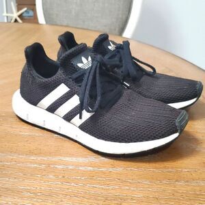 Adidas Lifestyle Cloudfoam Black/White Running Shoe women, Size 6.5